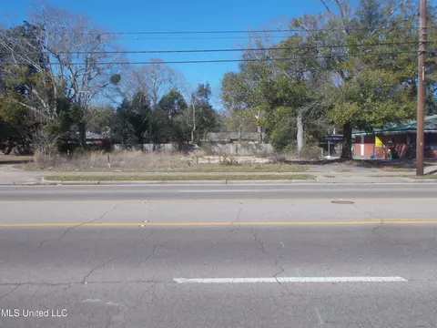 2462 Pass Rd, Biloxi, MS 39531