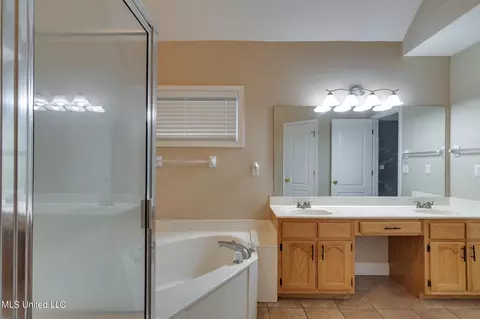 Bath - 4617 Nail Rd, Olive Branch, MS 38654 photo 4 of 6