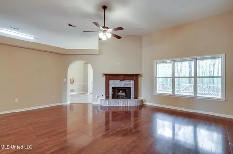 Living - 4617 Nail Rd, Olive Branch, MS 38654 photo 2 of 5