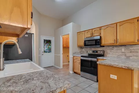 Kitchen - 4617 Nail Rd, Olive Branch, MS 38654 photo 3 of 5
