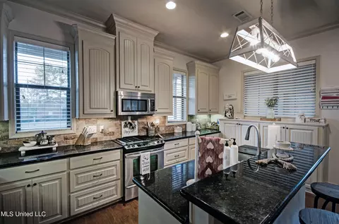 Kitchen - 103 Hampton Ridge Rdg, Madison, MS 39110 photo 2 of 4