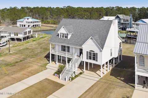 210 Hackberry Dr, Pass Christian, MS 39571