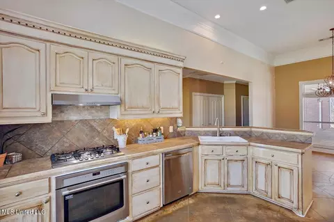Kitchen - 1264 Olivia Ln, Terry, MS 39170 photo 4 of 5