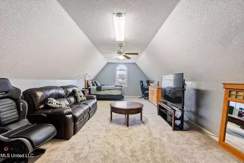 Living - 2124 Heritage Cv, Hernando, MS 38632 photo 4 of 4