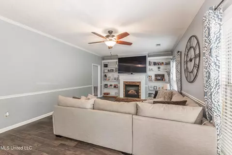 Living - 2124 Heritage Cv, Hernando, MS 38632 photo 2 of 4