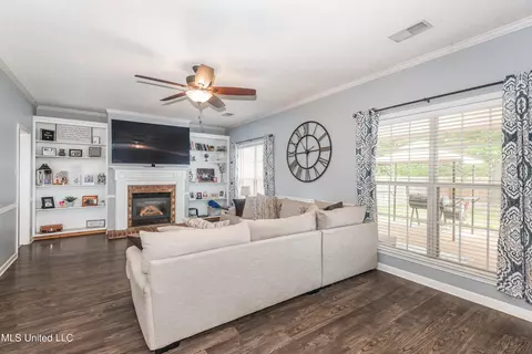 Living - 2124 Heritage Cv, Hernando, MS 38632 photo 1 of 4