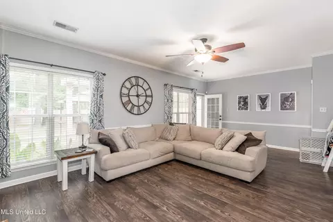 Living - 2124 Heritage Cv, Hernando, MS 38632 photo 3 of 4