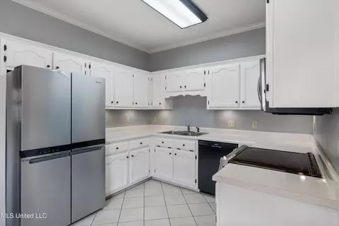 Kitchen - 2124 Heritage Cv, Hernando, MS 38632 photo 2 of 3