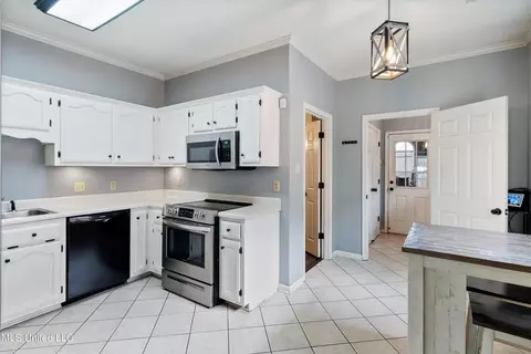Kitchen - 2124 Heritage Cv, Hernando, MS 38632 photo 3 of 3