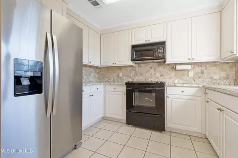 Kitchen - 2004 Cross Point Cv, Brandon, MS 39042 photo 3 of 3