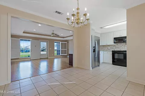 Living - 2004 Cross Point Cv, Brandon, MS 39042 photo 3 of 3