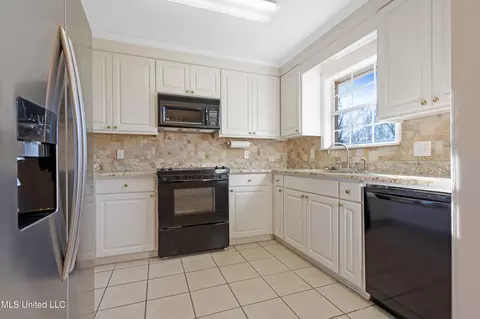 Kitchen - 2004 Cross Point Cv, Brandon, MS 39042 photo 2 of 3