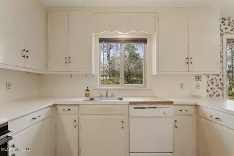 Kitchen - 1910 E Northside Dr, Jackson, MS 39211 photo 4 of 5