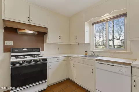 Kitchen - 1910 E Northside Dr, Jackson, MS 39211 photo 3 of 5