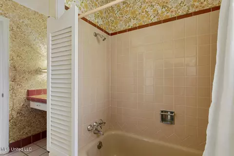 Bath - 1910 E Northside Dr, Jackson, MS 39211 photo 3 of 5