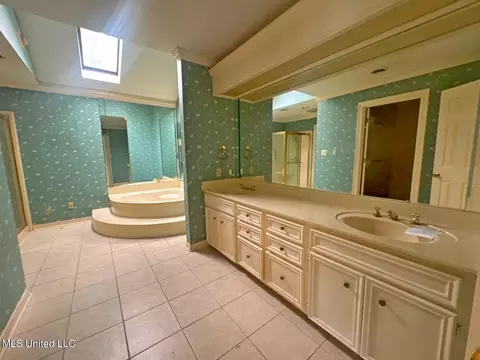Bath - 5993 Baxter Dr, Jackson, MS 39211 photo 2 of 3