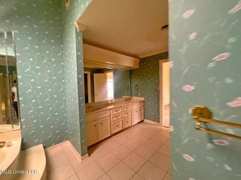 Bath - 5993 Baxter Dr, Jackson, MS 39211 photo 3 of 3