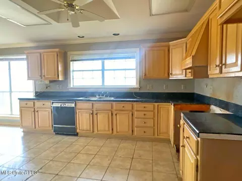 Kitchen - 5993 Baxter Dr, Jackson, MS 39211 photo 2 of 3
