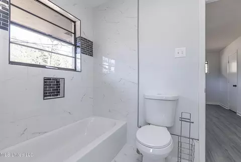 Bath - 5920 Baxter Dr, Jackson, MS 39211 photo 3 of 4