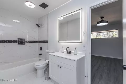 Bath - 5920 Baxter Dr, Jackson, MS 39211 photo 2 of 4