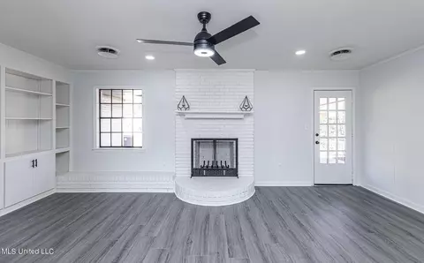 Living - 5920 Baxter Dr, Jackson, MS 39211 photo 3 of 4