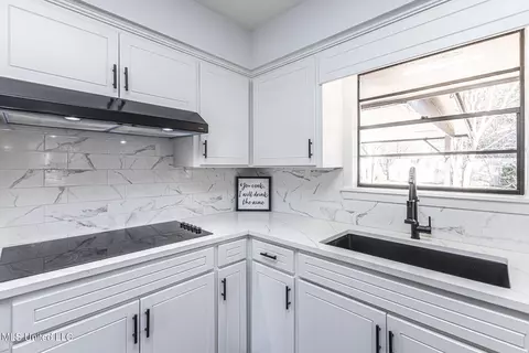 Kitchen - 5920 Baxter Dr, Jackson, MS 39211 photo 4 of 5