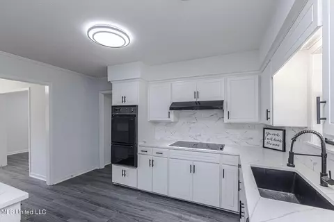 Kitchen - 5920 Baxter Dr, Jackson, MS 39211 photo 3 of 5