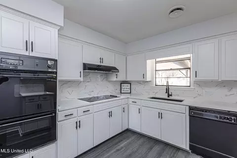 Kitchen - 5920 Baxter Dr, Jackson, MS 39211 photo 5 of 5