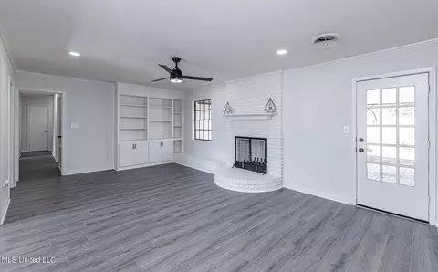 Living - 5920 Baxter Dr, Jackson, MS 39211 photo 2 of 4