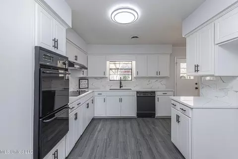 Kitchen - 5920 Baxter Dr, Jackson, MS 39211 photo 2 of 5