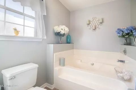 Bath - 838 Eagle Eyrie Dr, Biloxi, MS 39532 photo 2 of 4
