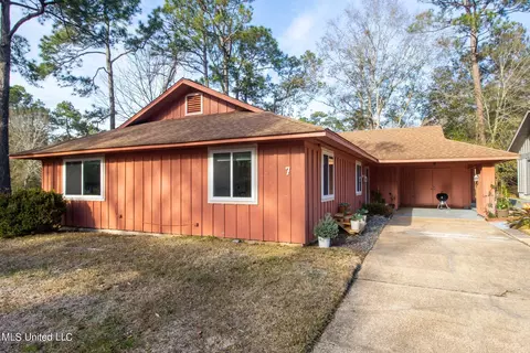 7 Quail Creek Dr, Diamondhead, MS 39525
