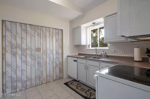 Kitchen - 7 Quail Creek Dr, Diamondhead, MS 39525 photo 2 of 3