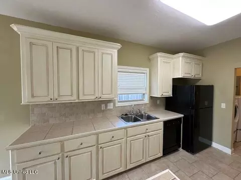 Kitchen - 136 Grace Dr, Flowood, MS 39232 photo 2 of 5