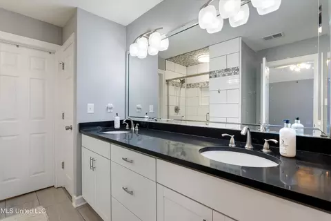 Bath - 9869 Chris Dr, Olive Branch, MS 38654 photo 2 of 4