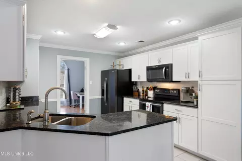 Kitchen - 9869 Chris Dr, Olive Branch, MS 38654 photo 2 of 5