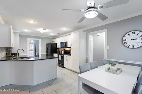 Kitchen - 9869 Chris Dr, Olive Branch, MS 38654 photo 5 of 5