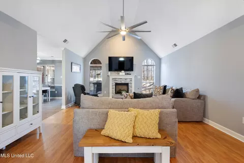 Living - 9869 Chris Dr, Olive Branch, MS 38654 photo 1 of 4