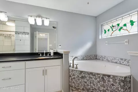 Bath - 9869 Chris Dr, Olive Branch, MS 38654 photo 1 of 4