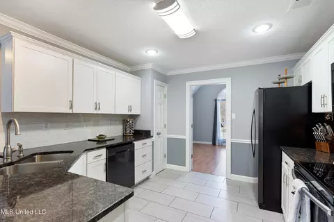 Kitchen - 9869 Chris Dr, Olive Branch, MS 38654 photo 3 of 5