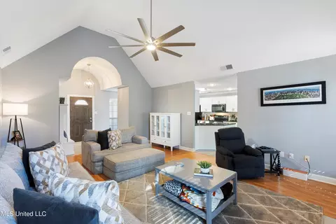Living - 9869 Chris Dr, Olive Branch, MS 38654 photo 3 of 4
