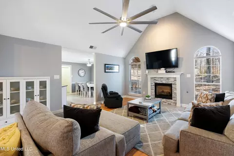 Living - 9869 Chris Dr, Olive Branch, MS 38654 photo 2 of 4