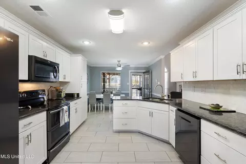 Kitchen - 9869 Chris Dr, Olive Branch, MS 38654 photo 4 of 5