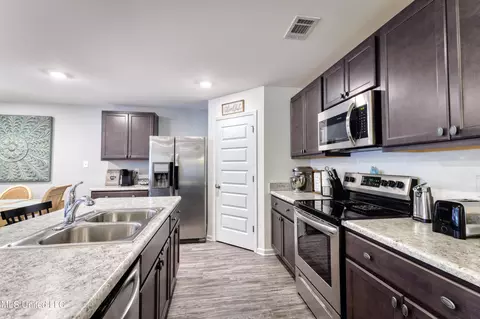 Kitchen - 606 Verbena Dr, Long Beach, MS 39560 photo 4 of 6