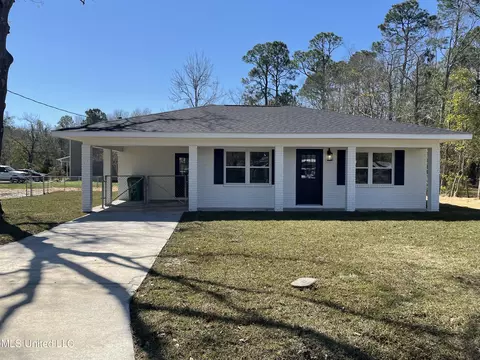 609 Morris St, Waveland, MS 39576