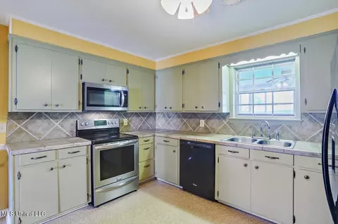 Kitchen - 2285 E Highway 16 Hwy, Carthage, MS 39051 photo 1 of 3