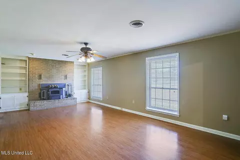 Living - 2285 E Highway 16 Hwy, Carthage, MS 39051 photo 1 of 2