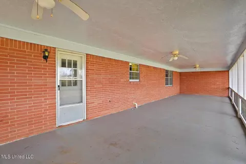 Living - 2285 E Highway 16 Hwy, Carthage, MS 39051 photo 2 of 2