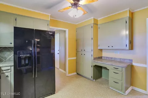 Kitchen - 2285 E Highway 16 Hwy, Carthage, MS 39051 photo 2 of 3