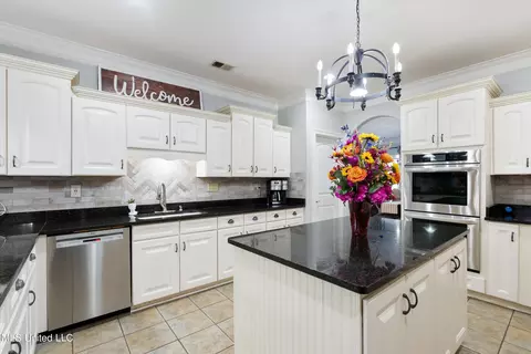 Kitchen - 1708 Roberts Cv, Hernando, MS 38632 photo 4 of 5